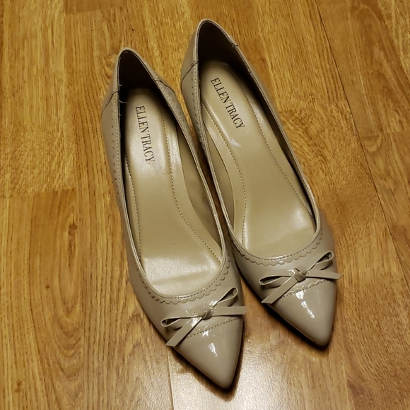 Ellen Tracy "Tessa" taupe pointy toe kitten heels - Picture 1 of 5